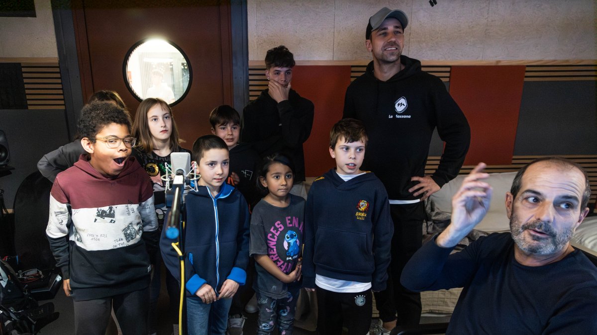 Infants del Casal de la Massana en els estudis de ràdio de la parròquia per fer el podcast