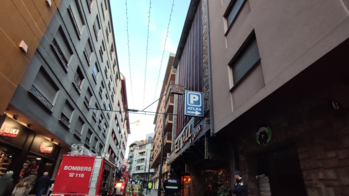 Els bombers al servei per l'avís d'incendi a un edifici del carrer Bonaventura Riberaygua d'Andorra la Vella