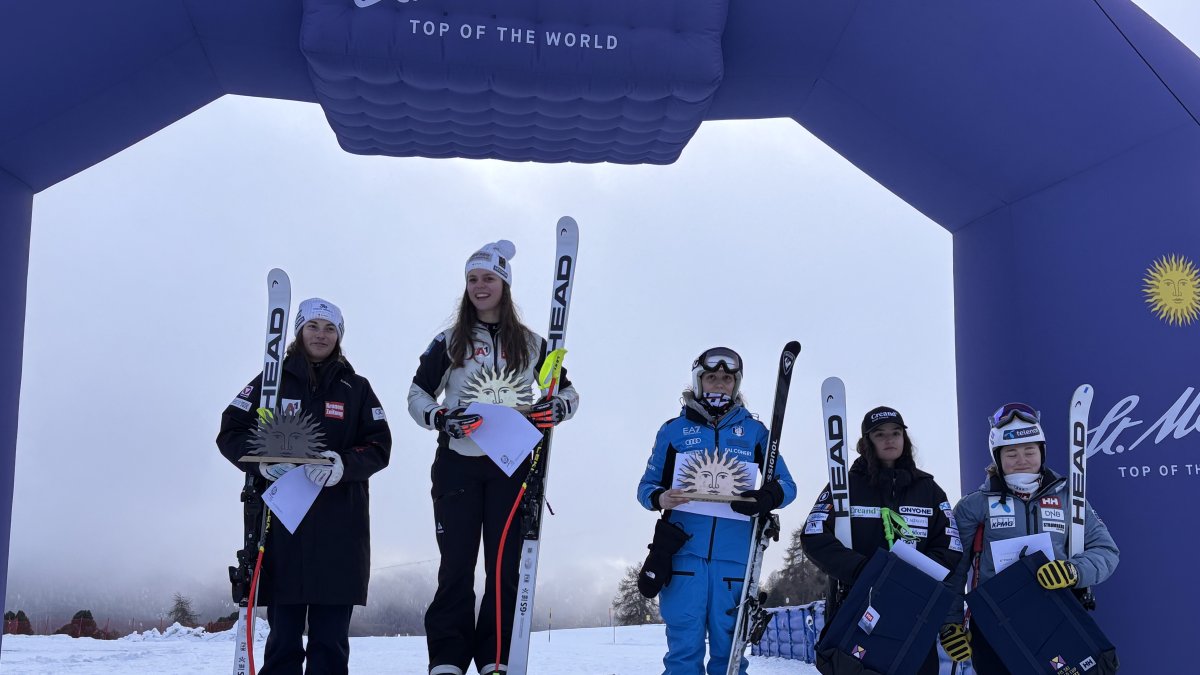 Jordina Caminal, segona per la dreta, al podi de Saint Moritz, ahir.
