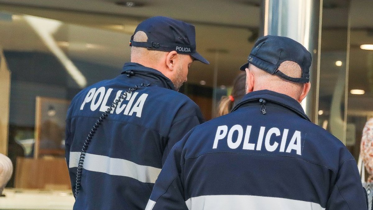 Dos agents de la policia.