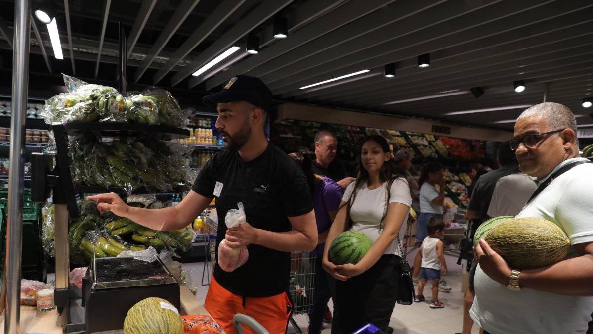 Compradors a una fruiteria.