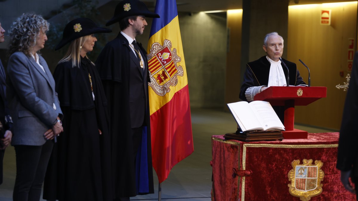 El nou magistrat del TC, Víctor Torre de Silva, jurant el càrrec davant dels síndics generals.