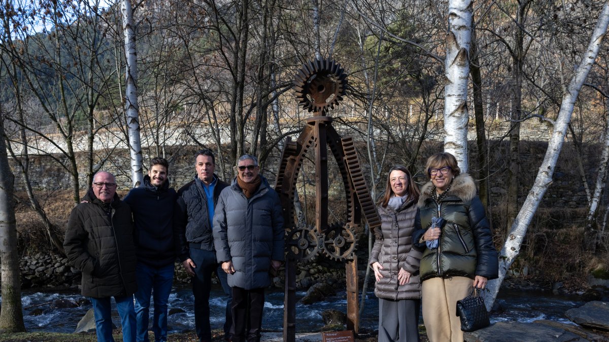 Els cònsols d’Ordino, Maria del Mar Coma i Eduard Betriu, la consellera de la majoria, Cristina Montolio, i familiars de Bonaventura Riberaygua amb l'escultura.
