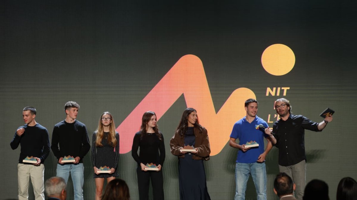 Diversos dels esportistes premiats i el presentador de l'acte, a la dreta, Quim Masferrer, a la Nit de l'Esport, celebrada al pavelló Toni Martí.