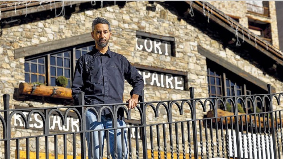 El xef Àlex Kinchella, a l'entrada del restaurant la Cort de Popaire.