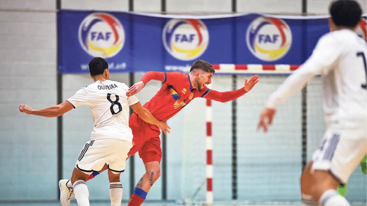 Adrià Blat en un moment del partit, ahir.