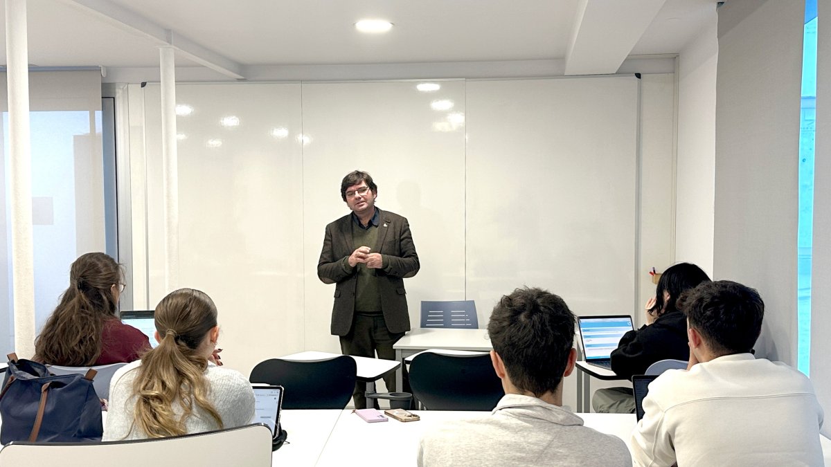 Cañada, durant l’exposició als alumnes.