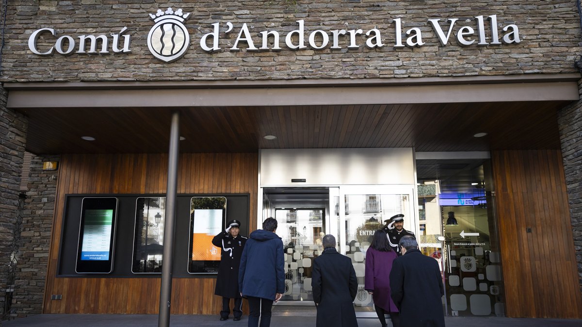 Autoritats entrant al comú d’Andorra la Vella.