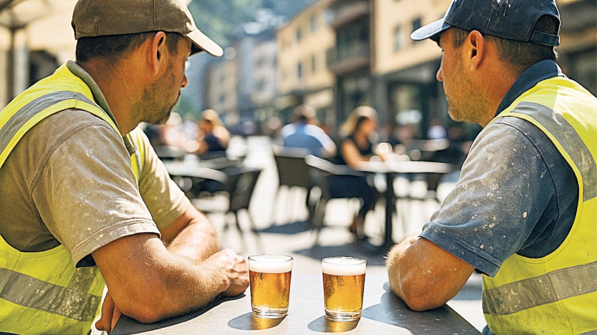 Dues persones consumint cervesa a la terrassa d’un bar.