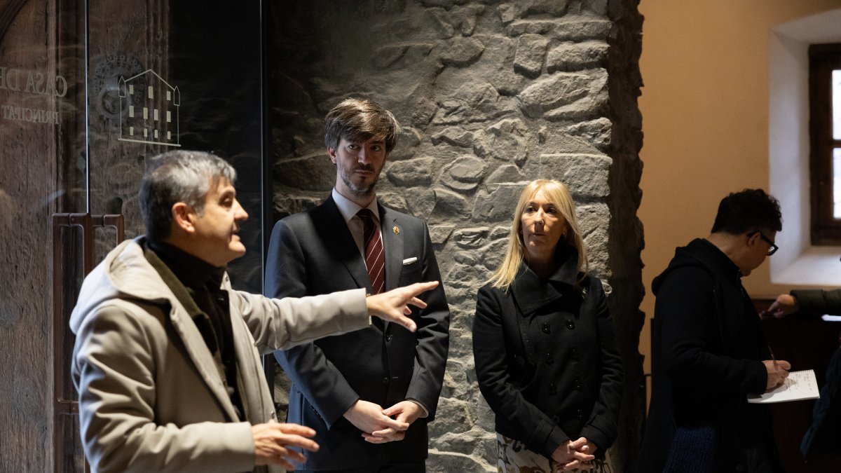 El síndic Carles Ensenyat, la subsíndica, Sandra Codina i l'arquitecte de l'obra Enric Dilmé.