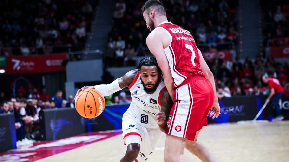 Shannon Evans lluita amb Miguel González, del Casademont Saragossa