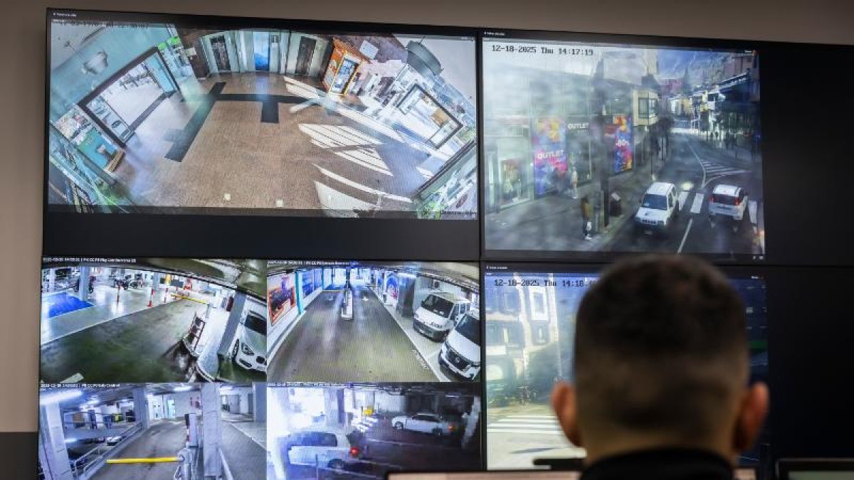 Un vigilant controlant les càmeres de l'aparcament Centre Ciutat.