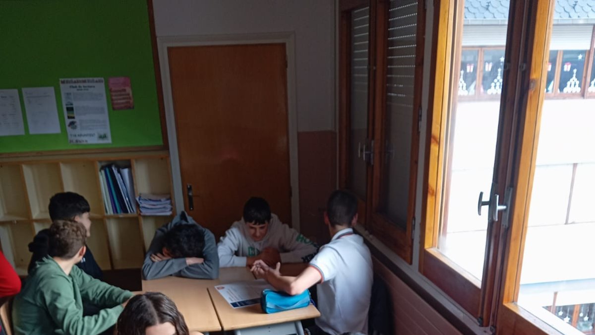 Alumnes d'una escola, rebent la formació de Protecció Civil.