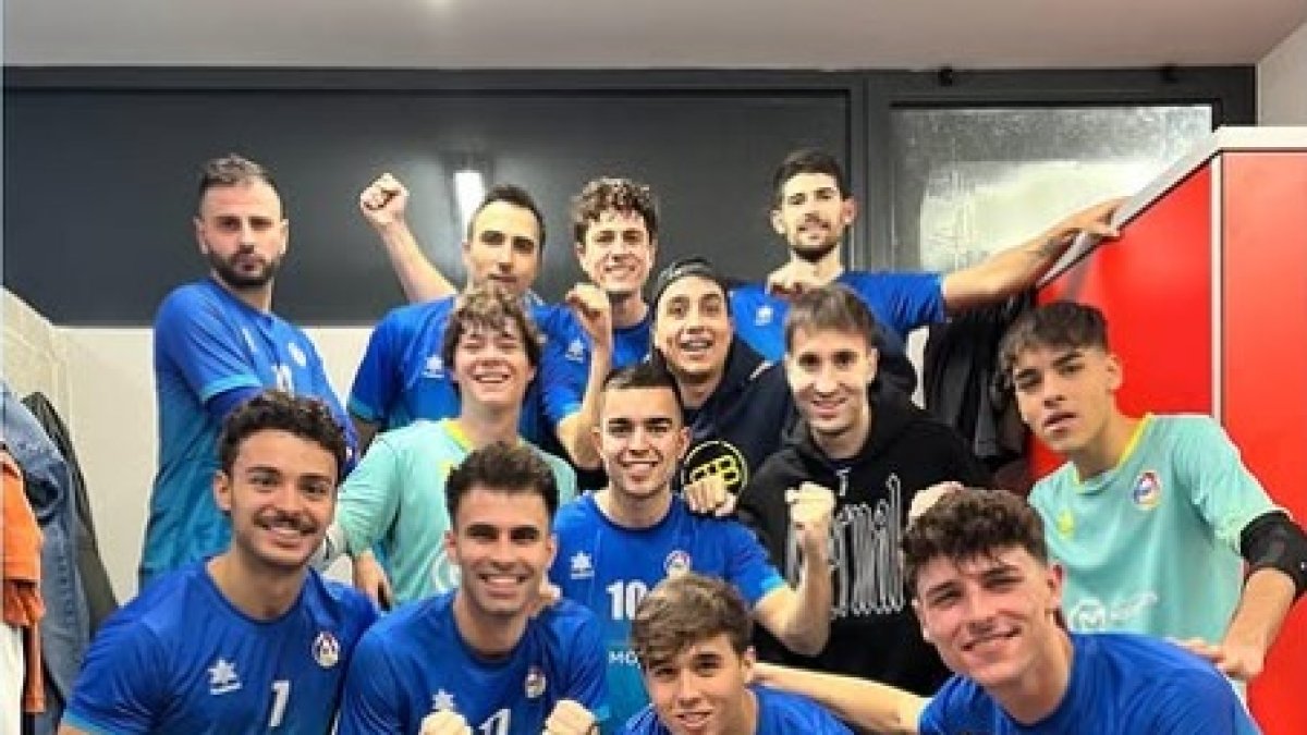L’equip va celebrar la victòria al vestidor.