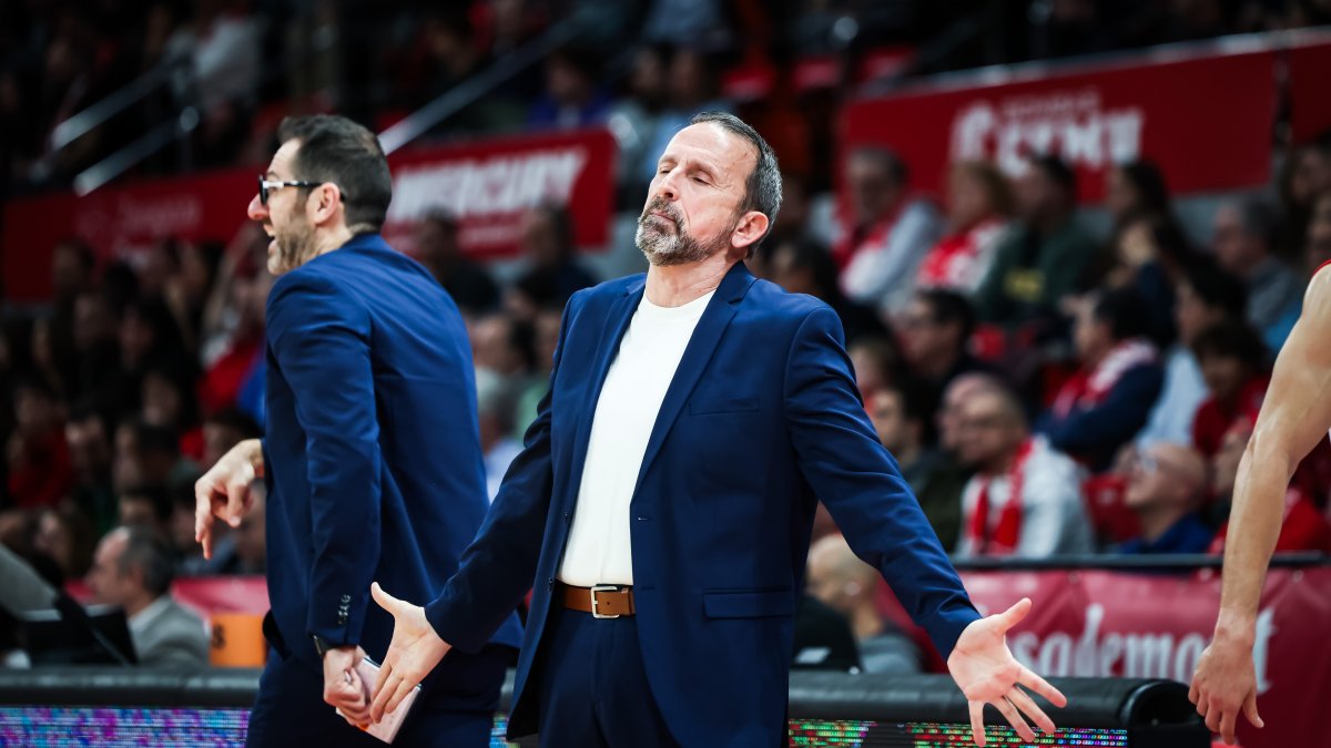 El tècnic del MoraBanc, Joan Plaza, durant el partit a Saragossa.