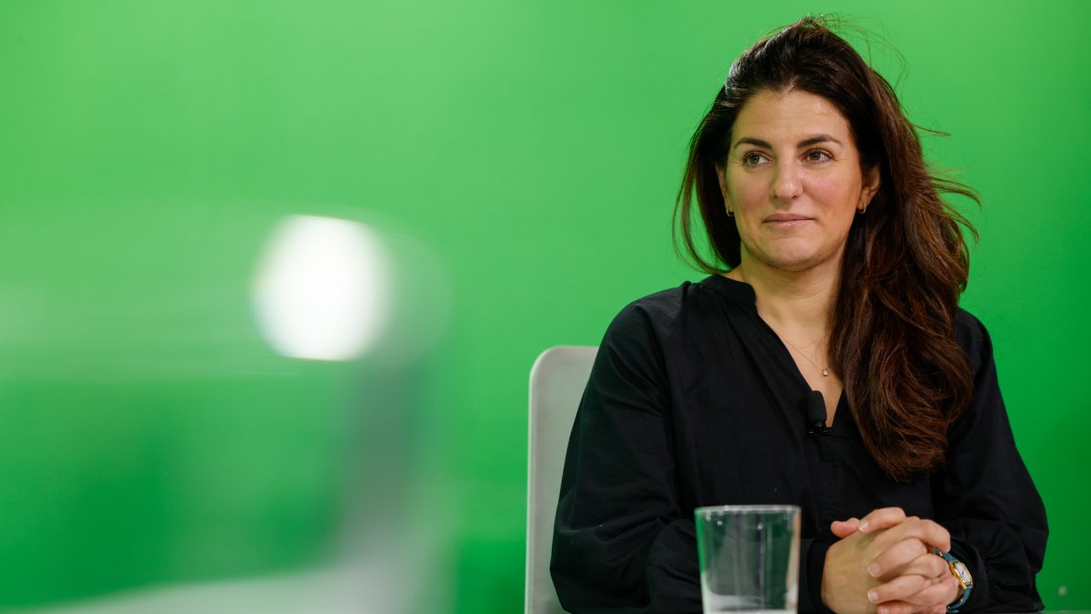 La directora general del SAAS, durant l’entrevista.