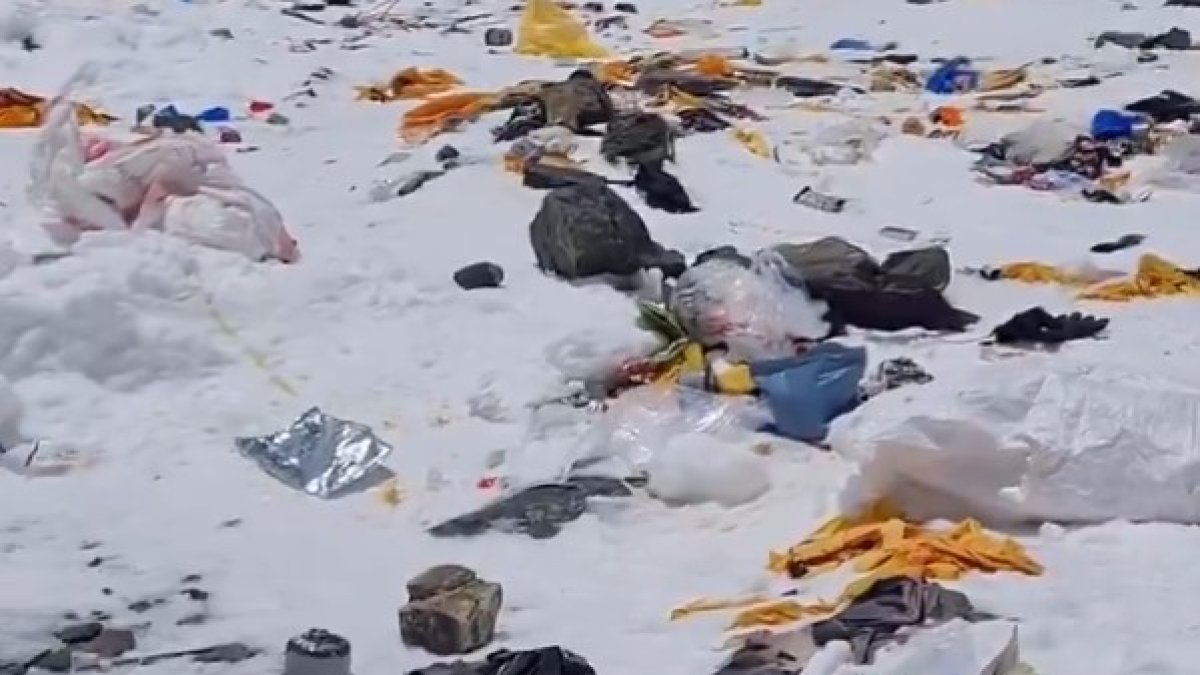 Una imatge desalentadora que mostra lo bruta que està la muntanya de l'Everest al Nepal