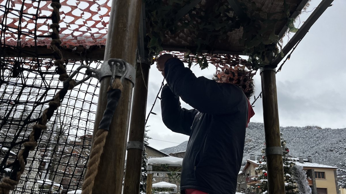 Alguns operaris, preparant l'Estelarium de la Massana.