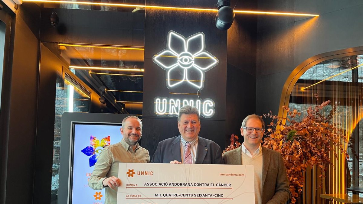 El xec de 1.465€ que ha rebut l'Associació Andorrana contra el Càncer a UNNIC.