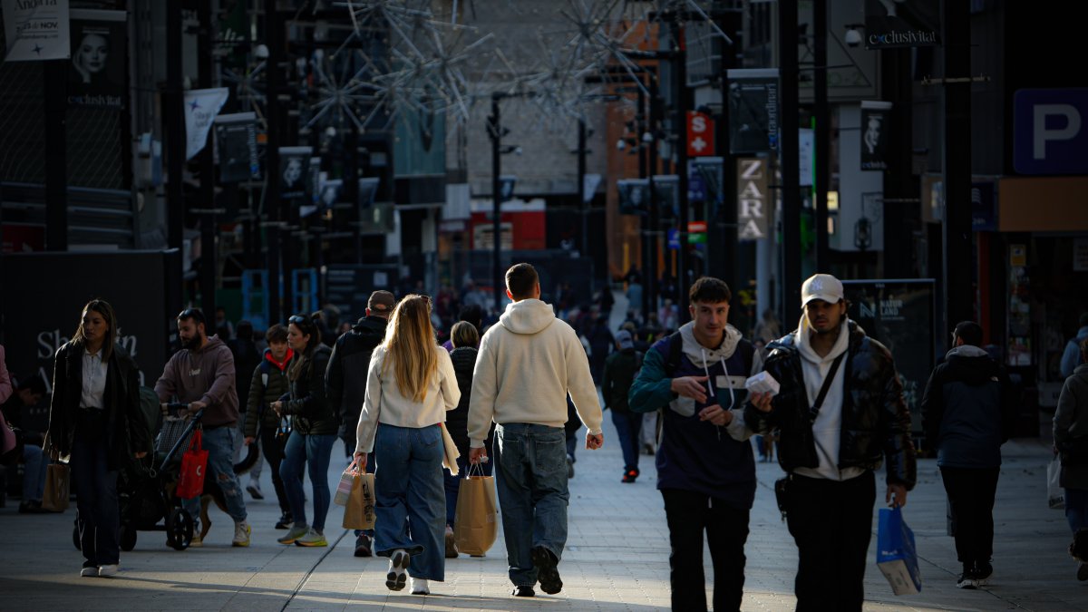 Gent caminant per l'avinguda Meritxell.