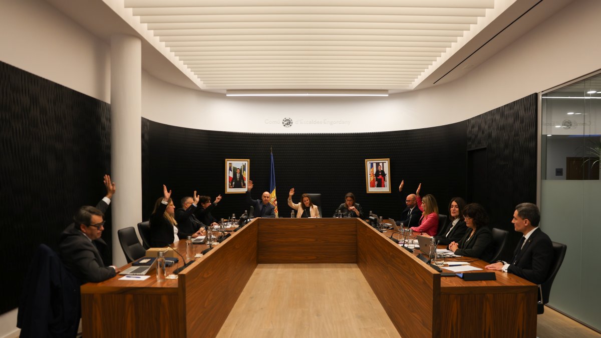 Votacions durant la sessió de consell del comú d'Escaldes, aquesta tarda.