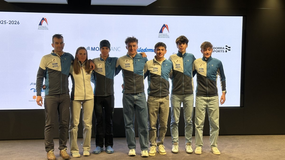 Els integrants de l’equip nacional a la seu de MoraBanc.