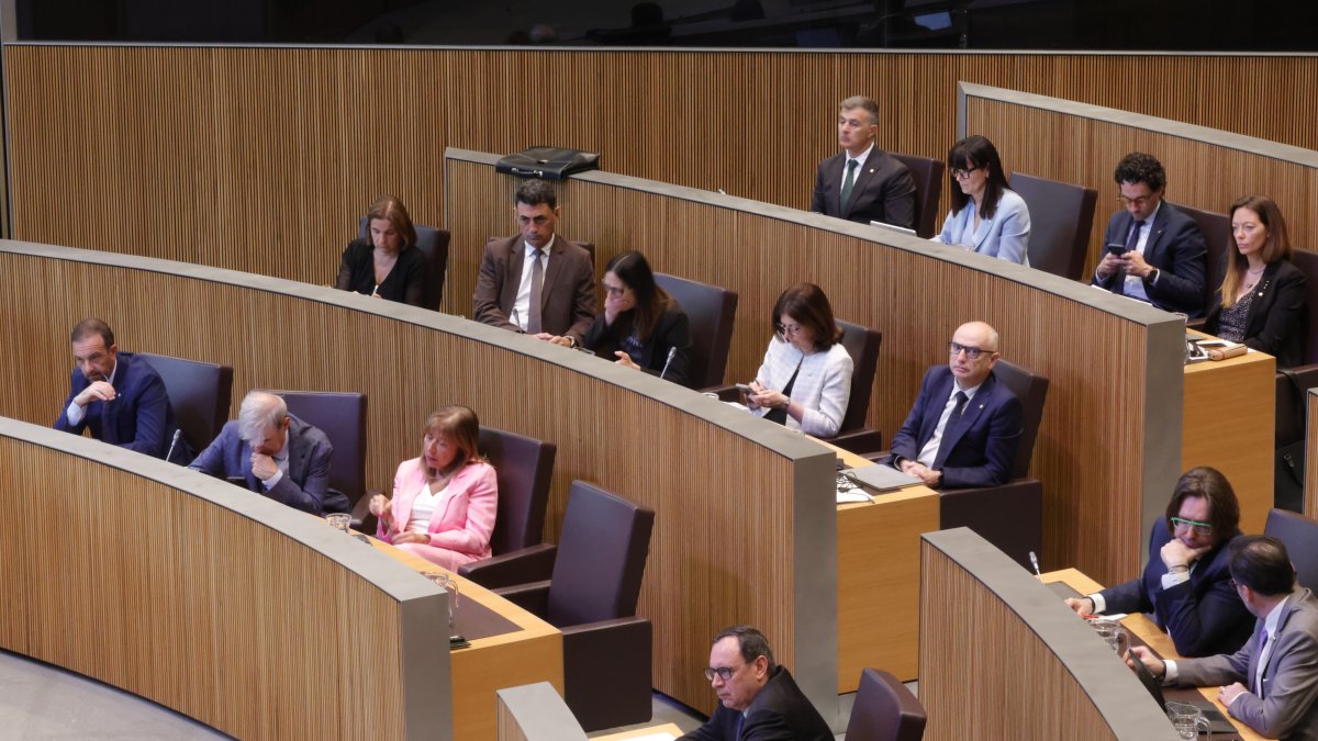 Els ministres i els líders dels grups parlamentaris de la majoria en una sessió del Consell.