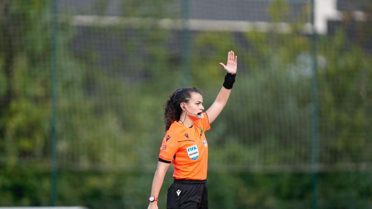 Marta San Juan arbitrant un partit.