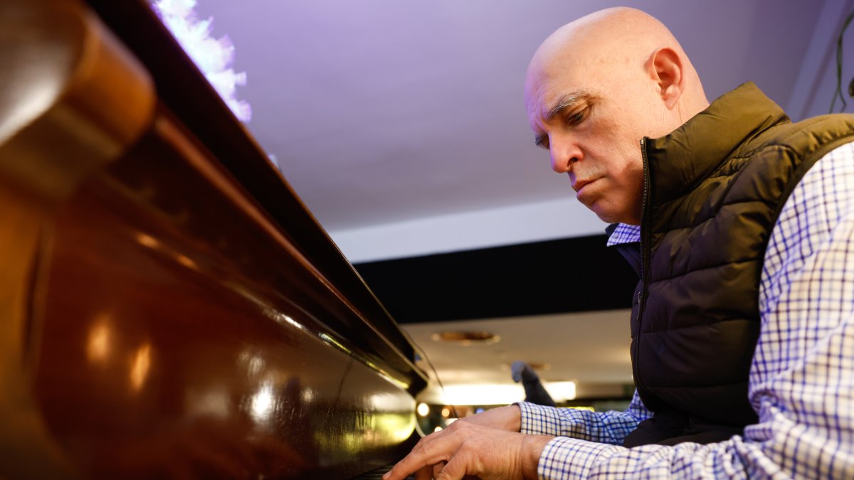 L'Albert Villaró tocant el piano