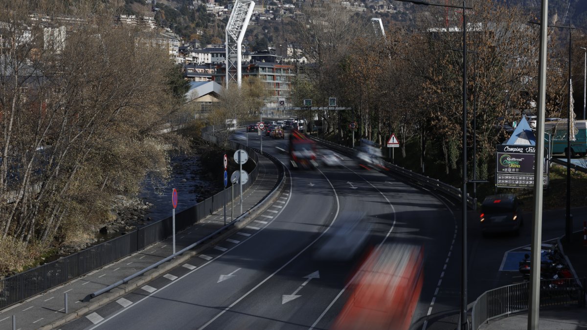 El tram que tindrà voravia, a la dreta de la imatge.