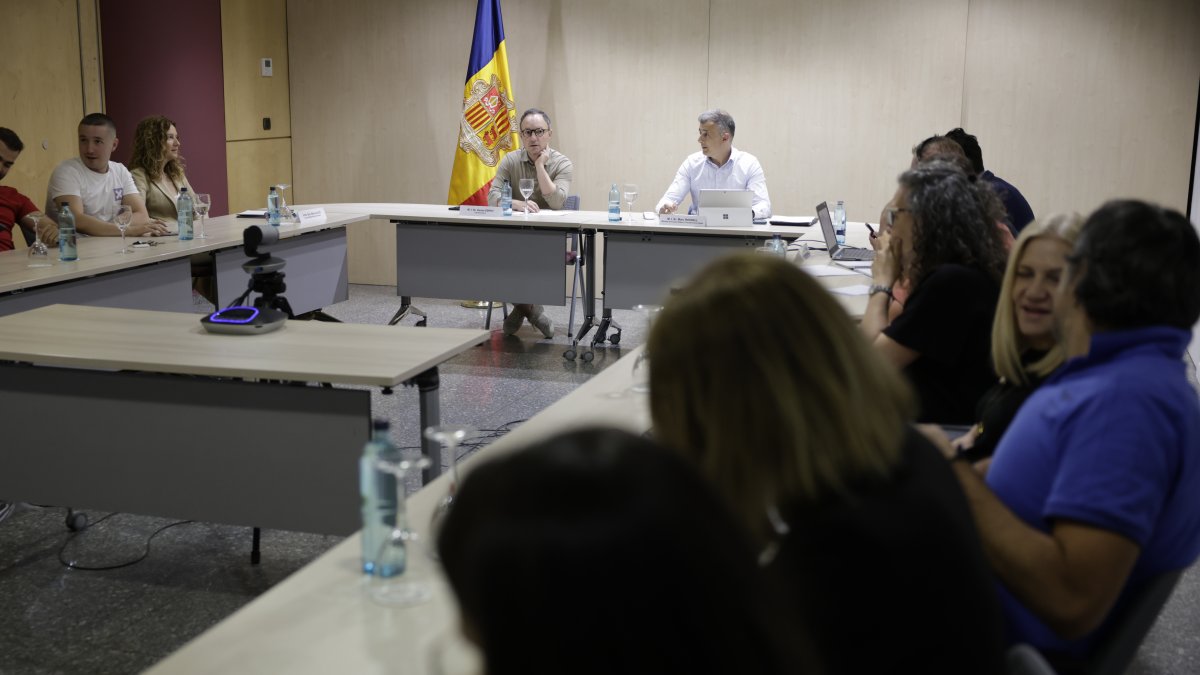 Una de les reunions entre els funcionaris i Govern.