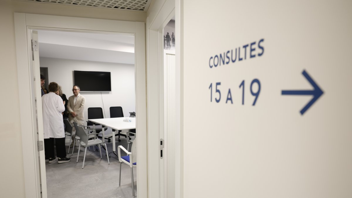 Visita de les autoritats a les noves dependències de Salut Mental.