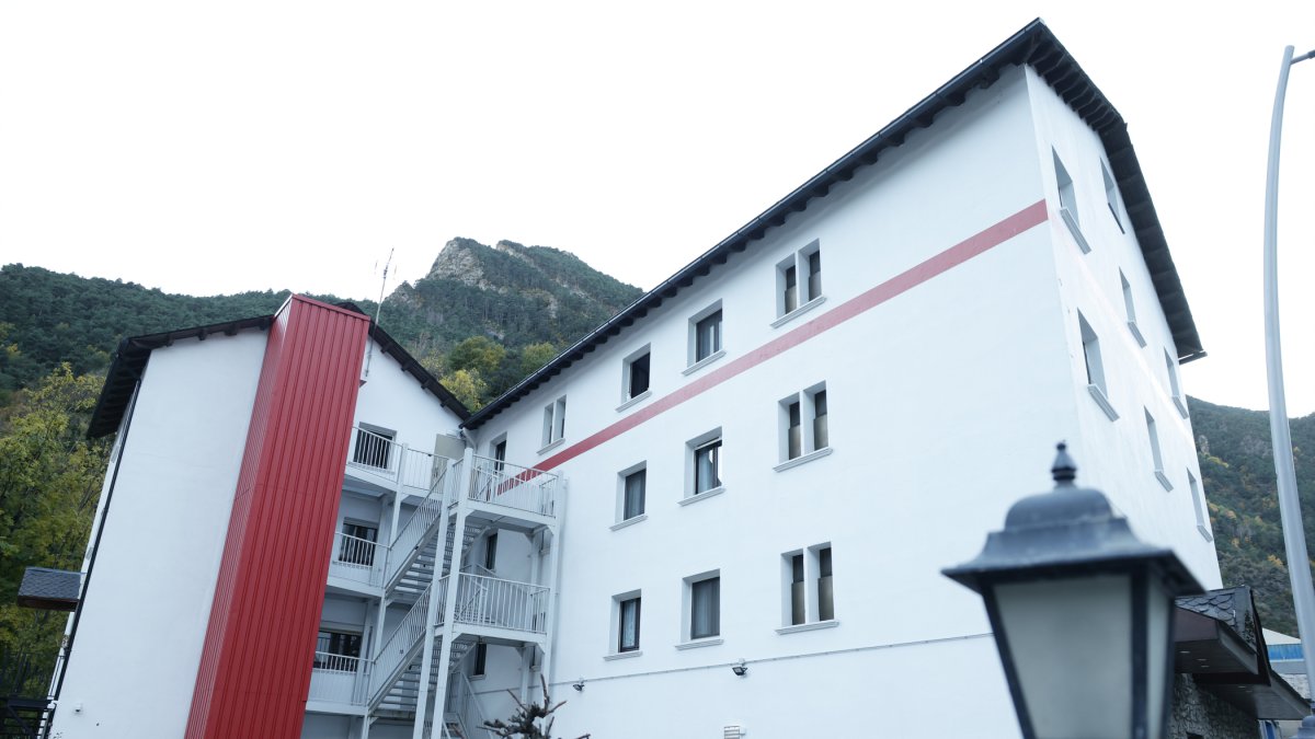 Façana de l’Arca d’Aixovall abans de la seva inauguració.