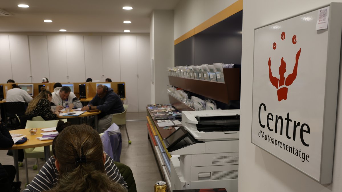 Alumnes adults en un centre d’autoaprenentatge de català.