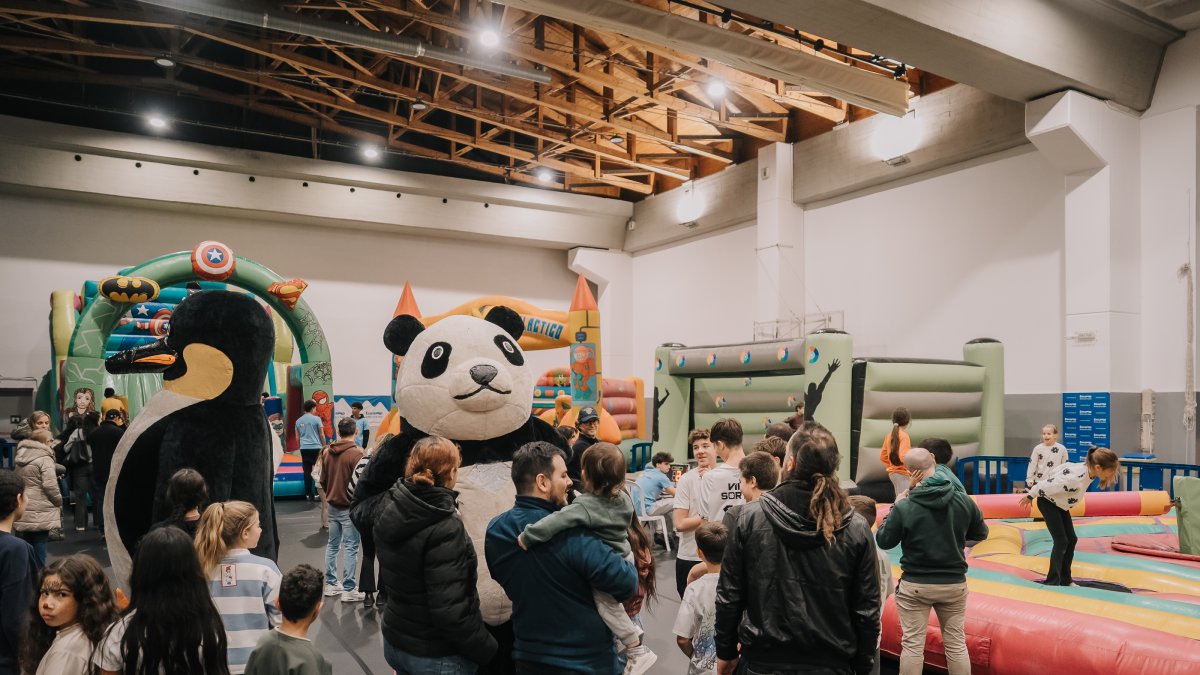 Famílies amb una de les atraccions del Saló.