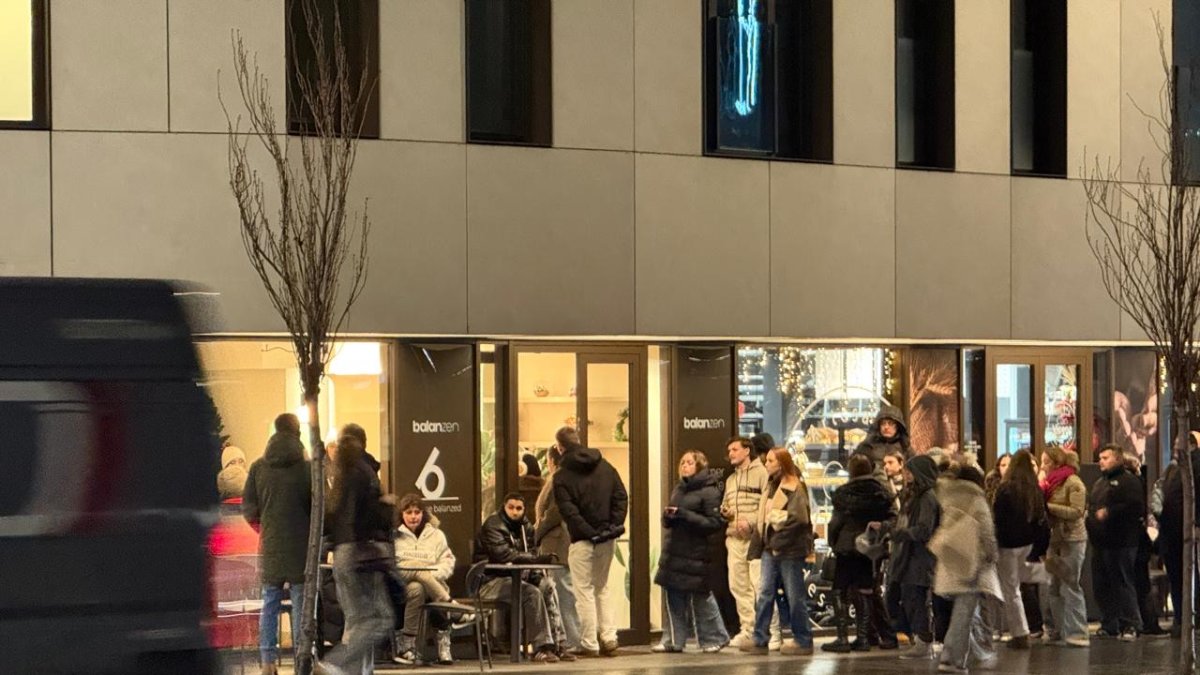 Clients esperant el seu torn a la cafeteria Balanzen.
