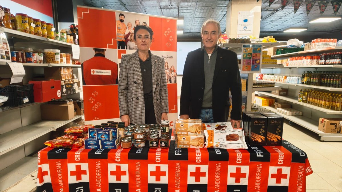 Vicky Marrugat i Martí Bové amb els menús de Nadal donats pel Rotary Club d'Andorra a famílies usuàries de Creu Roja