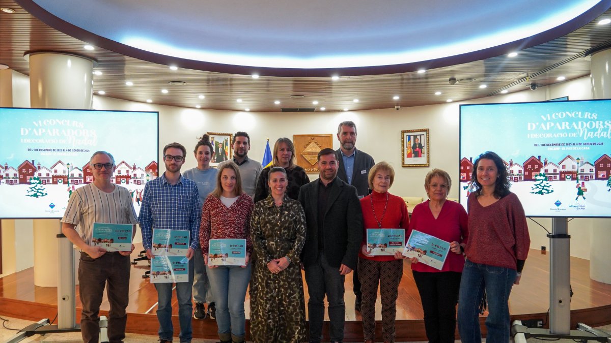 Els premiats del IV concurs d'aparadors i decoracions de Nadal d'Encamp, amb els representants del comú.