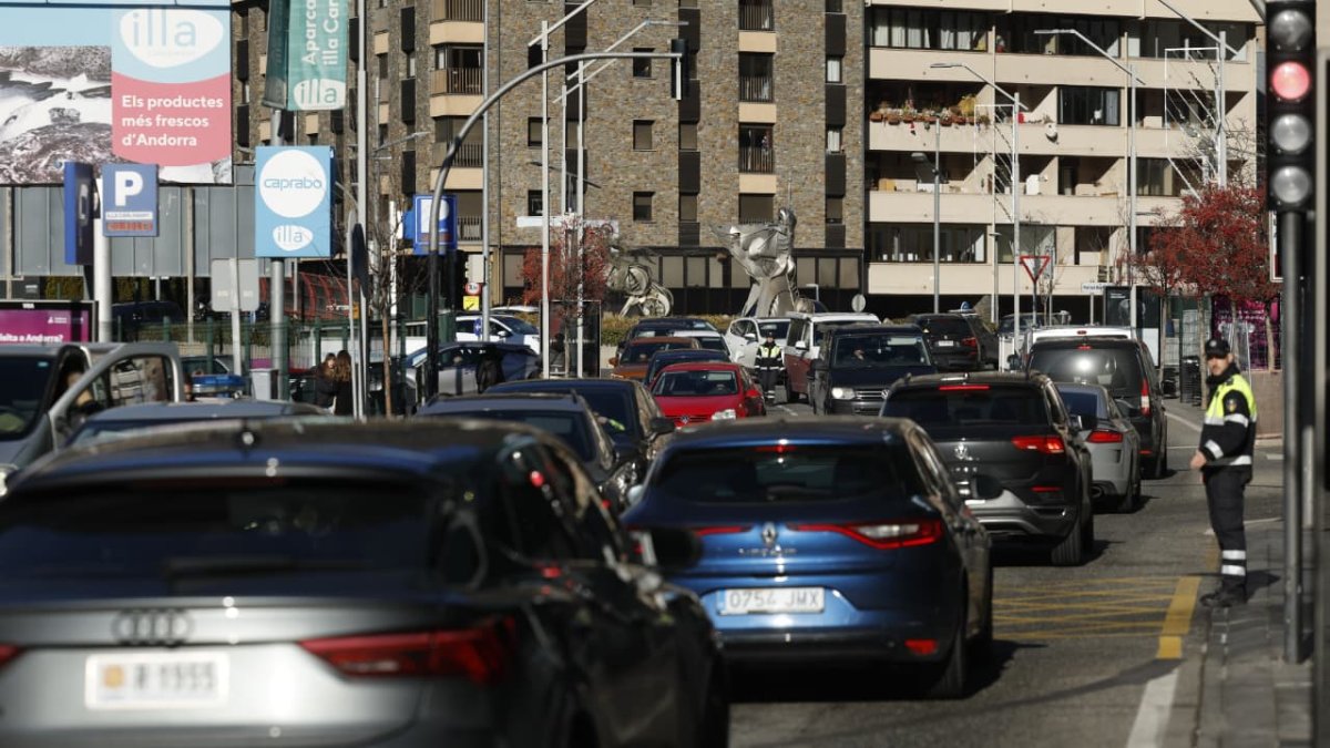 Cues al centre del Principat per l'arribada de visitants
