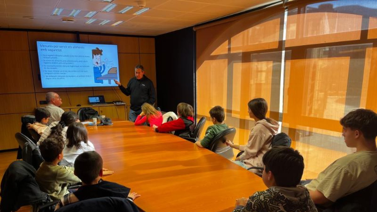 Els infants voluntaris durant la formació.