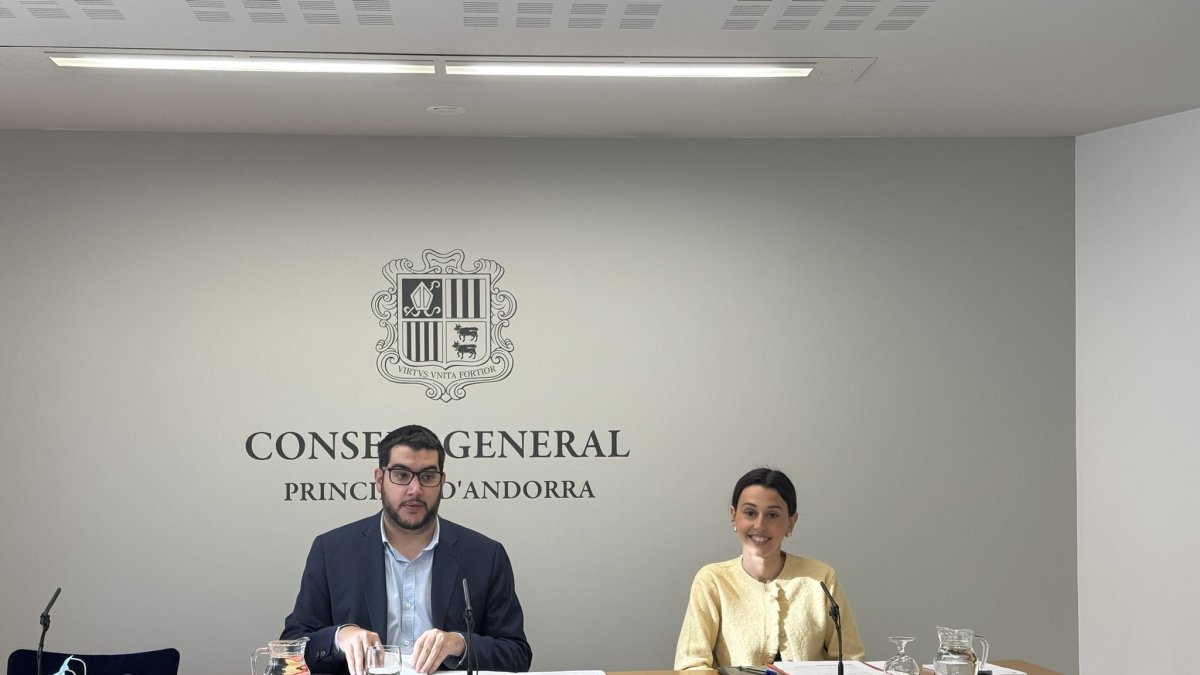 Els consellers del PS Pere Baró i Laia Moliné en la roda de premsa d'aquest matí
