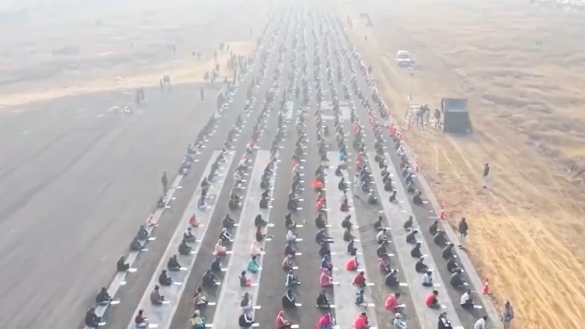 Una pista d'aterratge es converteix en una aula d'exàmens a l'Índia.