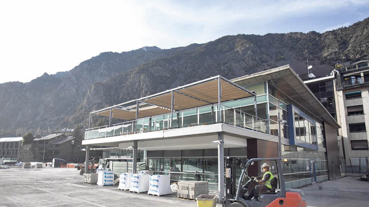 Inici de les obres de la plaça del Poble.