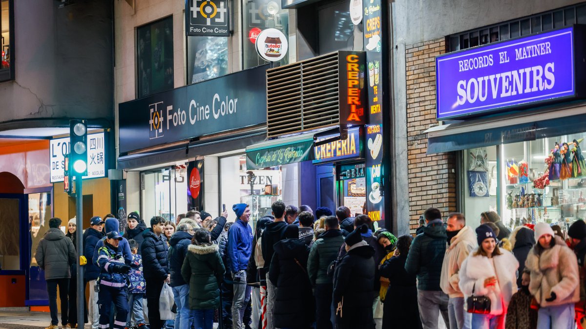 Cues de clients esperant per fer-se amb una crep a l’establiment de la Rotonda.