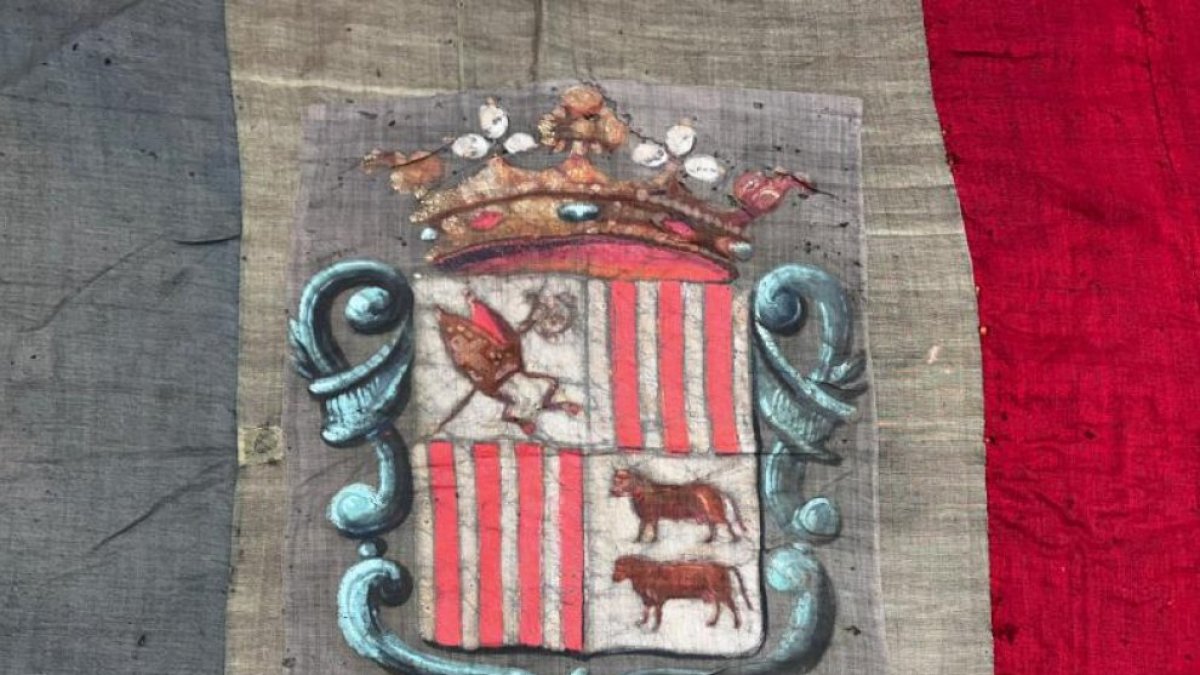 L’escut a la bandera d’Andorra restaurada.