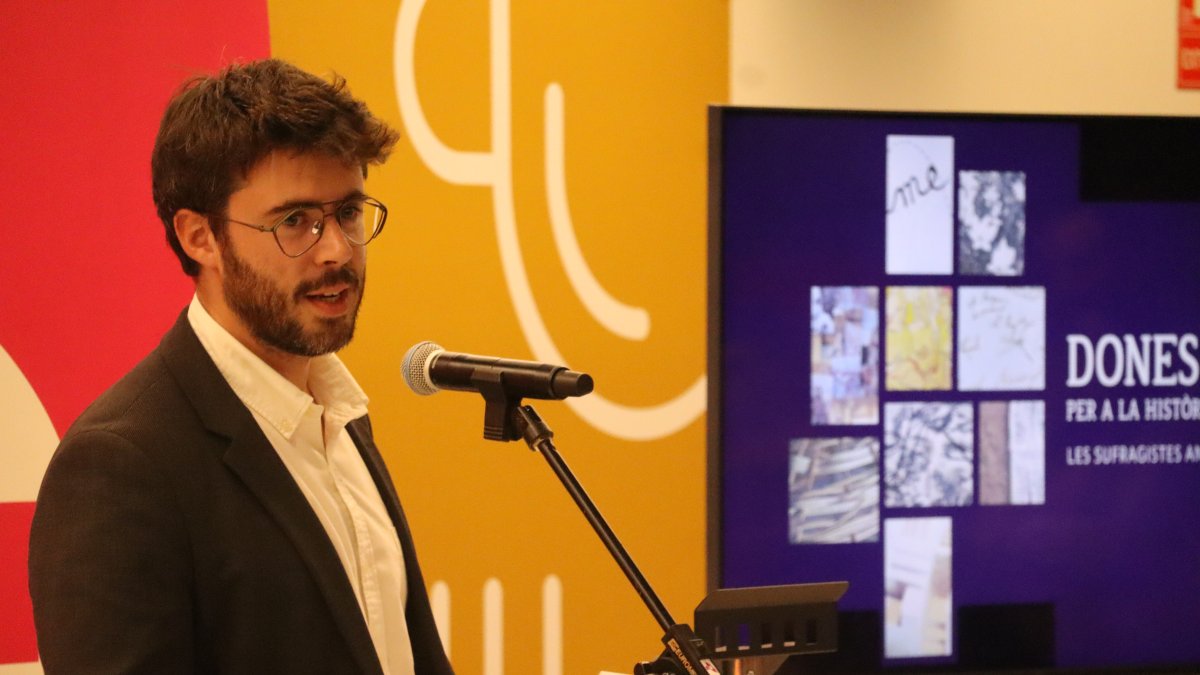 El cònsol major, Cerni Cairat, al vestíbul del Centre Cultural lauredià.