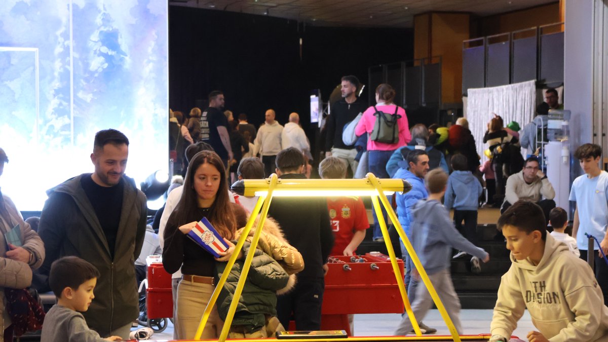 Dos infants juguen al Saló de la Infància i de la Joventut d'Encamp.