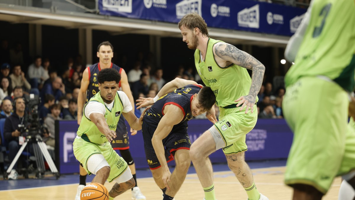 Castañeda, a l’esquerra, el mes passat al Pavelló Toni Martí amb l’Unicaja.