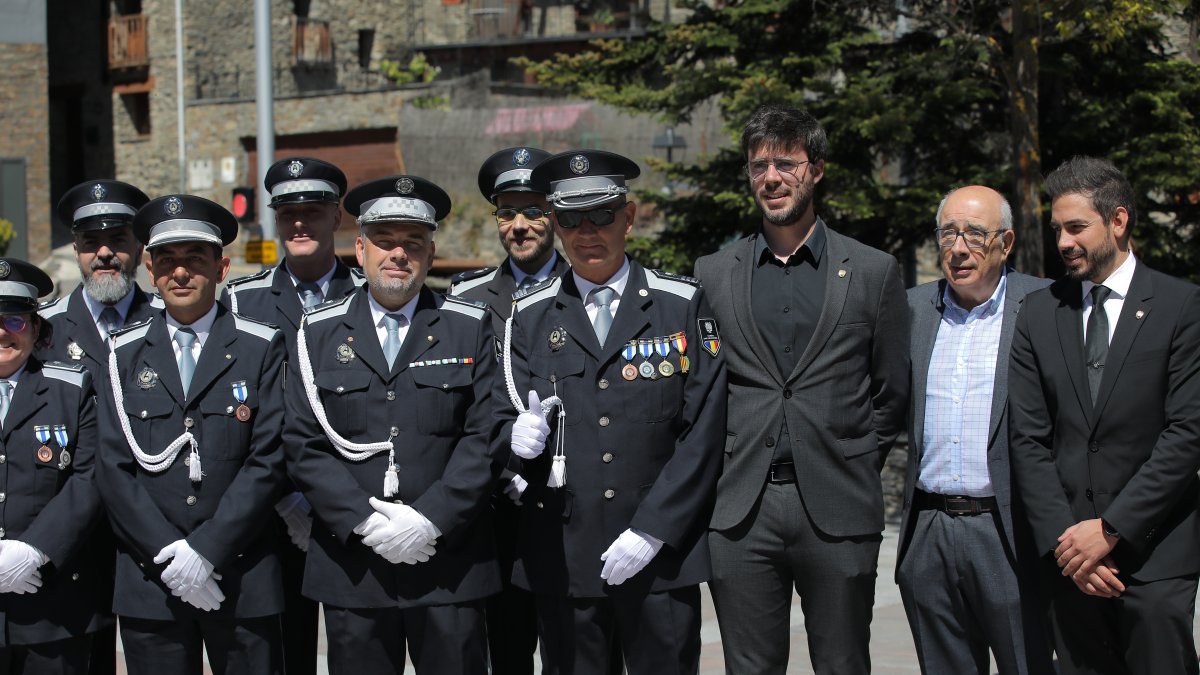 El cònsol, Cerni Cairat, i un grup d’agents de circulació.