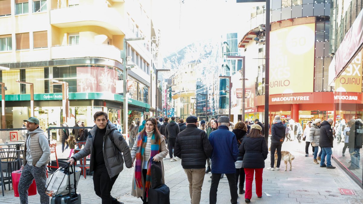 Turistes passejant per Andorra la Vella.